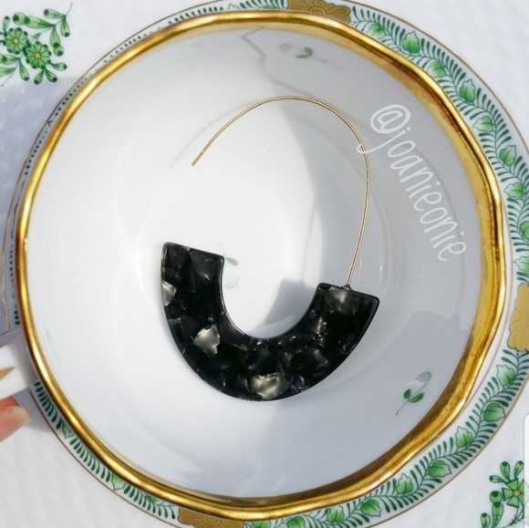 xx Acrylic BLACK Marbled Threader Hoop Earrings NWT - Picture 3 of 4